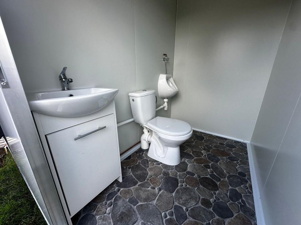 Reboque sanitário auto-suficiente com depósito de 700 litros