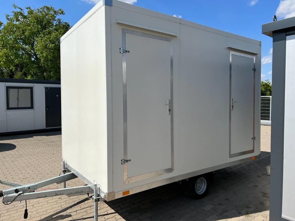 Reboque sanitário auto-suficiente com depósito de 700 litros