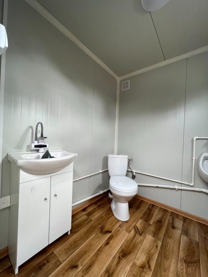 Cabine sanitária de 2,00 x 2,00 m com autoclismo.