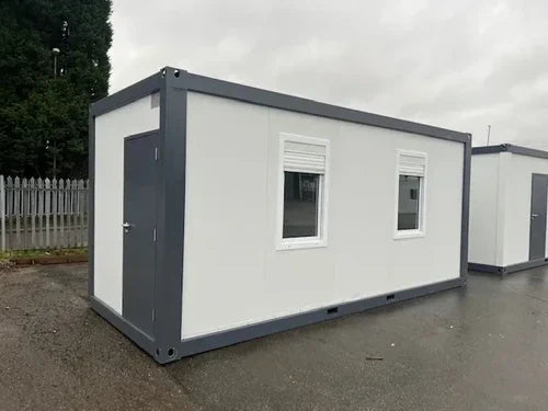 Contentor de escritório padrão com duas janelas.