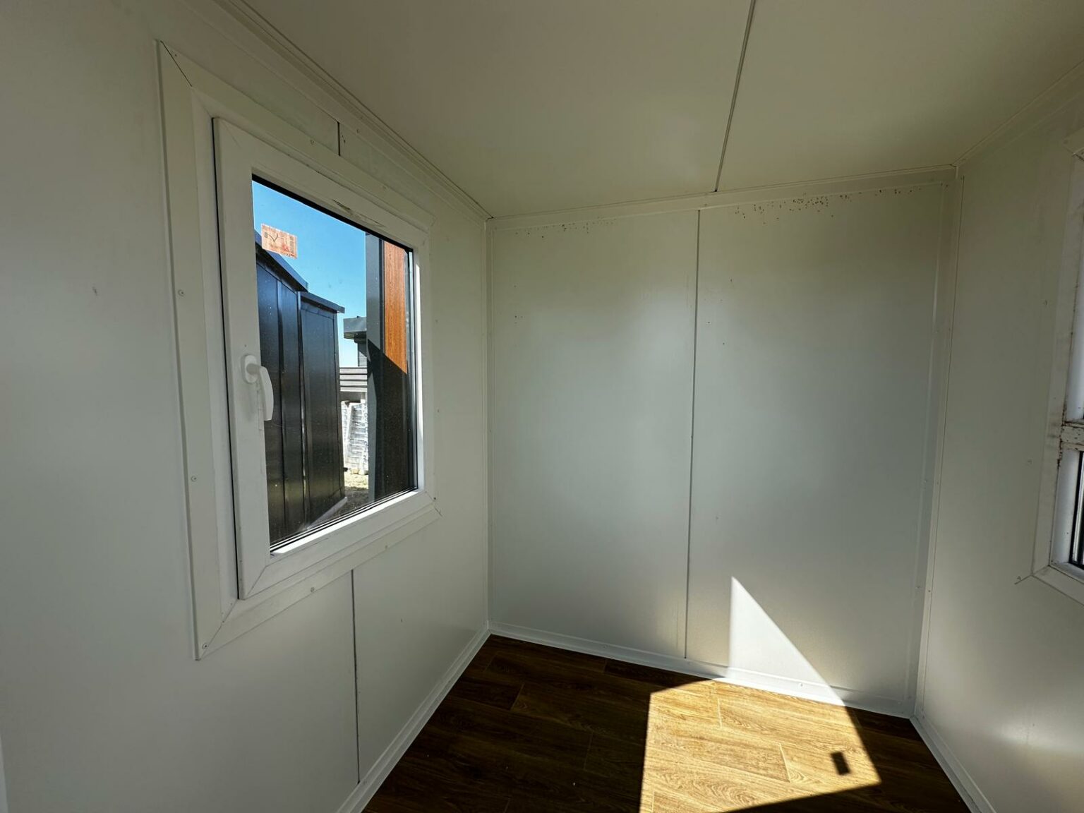 JANELA DE SERVIÇO DA GUARITA DO CONTENTOR, JANELA DE ABERTURA