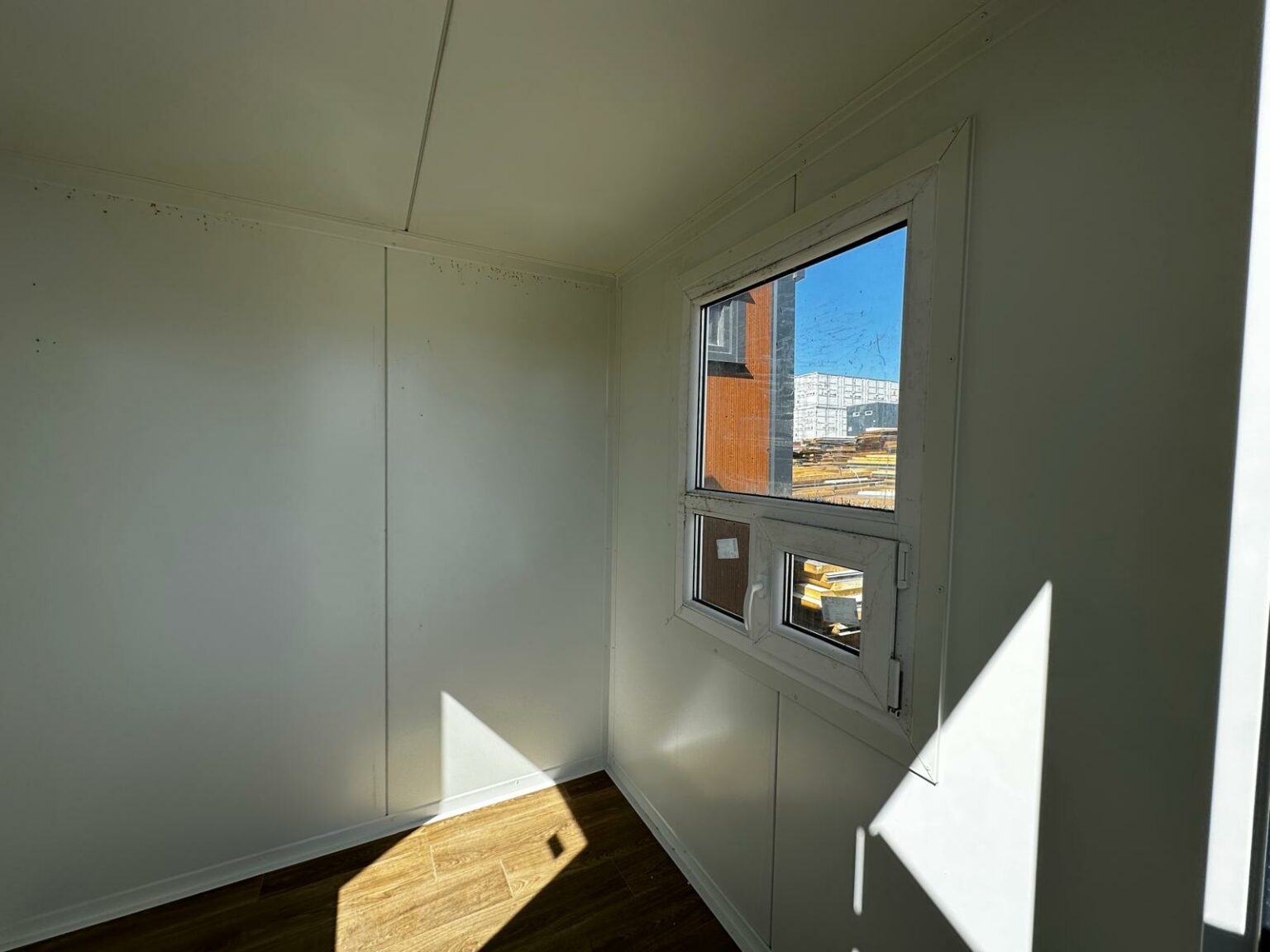 JANELA DE SERVIÇO DA GUARITA DO CONTENTOR, JANELA DE ABERTURA