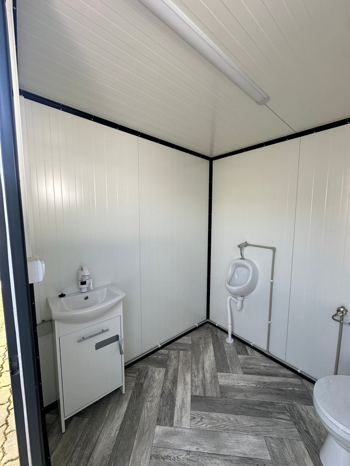 Contentor sanitário de 2,00 x 2,00 m com sanita e urinol.