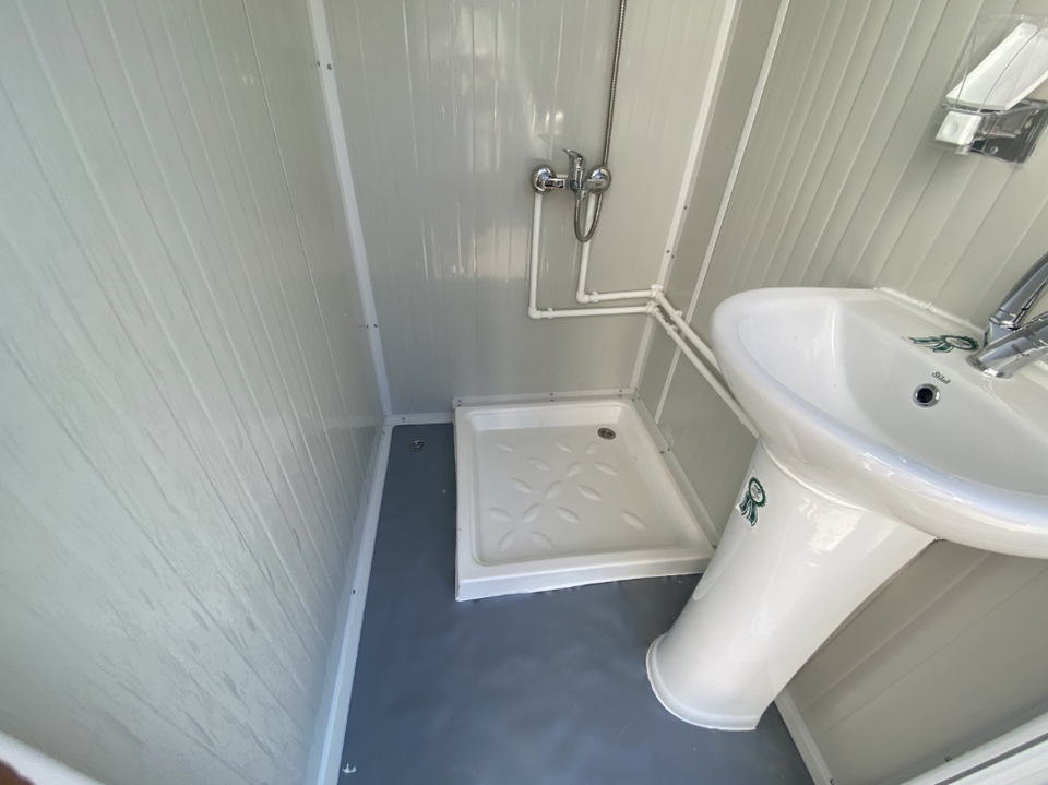 CONTENTOR SANITÁRIO 1,30 x 2,05 M COM DUCHE DUPLO