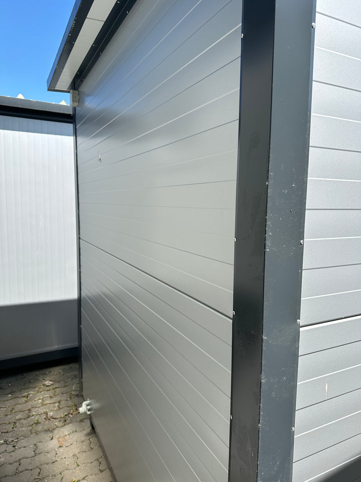 Contentor sanitário de 2,00 x 2,00 m com sanita e urinol.