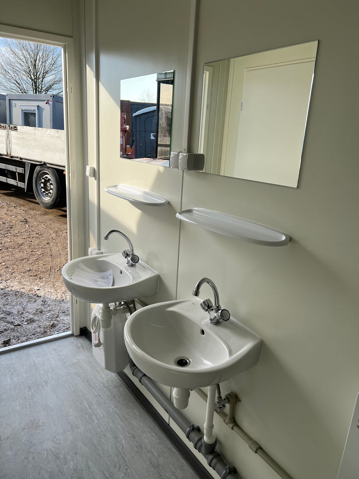 Contentor sanitário de 6,00 x 2,44 m com 5 sanitas