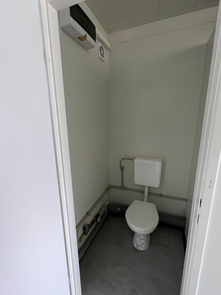 Contentor sanitário de 6,00 x 2,44 m com 5 sanitas