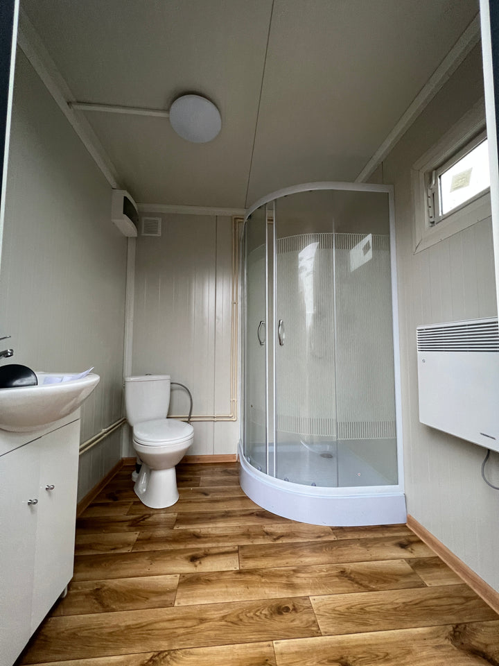 Contentor sanitário 2,00 x 2,00 m com chuveiro e caixa de autoclismo.