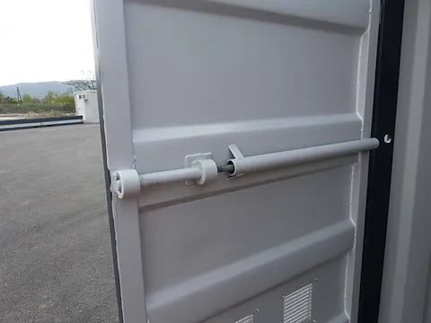 Contentor de 15 pés com instalação elétrica, grelhas de ventilação e fechadura com chave.