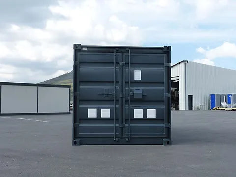 Contentor de 15 pés com instalação elétrica, grelhas de ventilação e fechadura com chave.