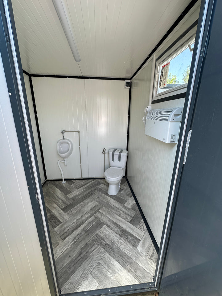 Contentor sanitário de 2,00 x 2,00 m com sanita e urinol.