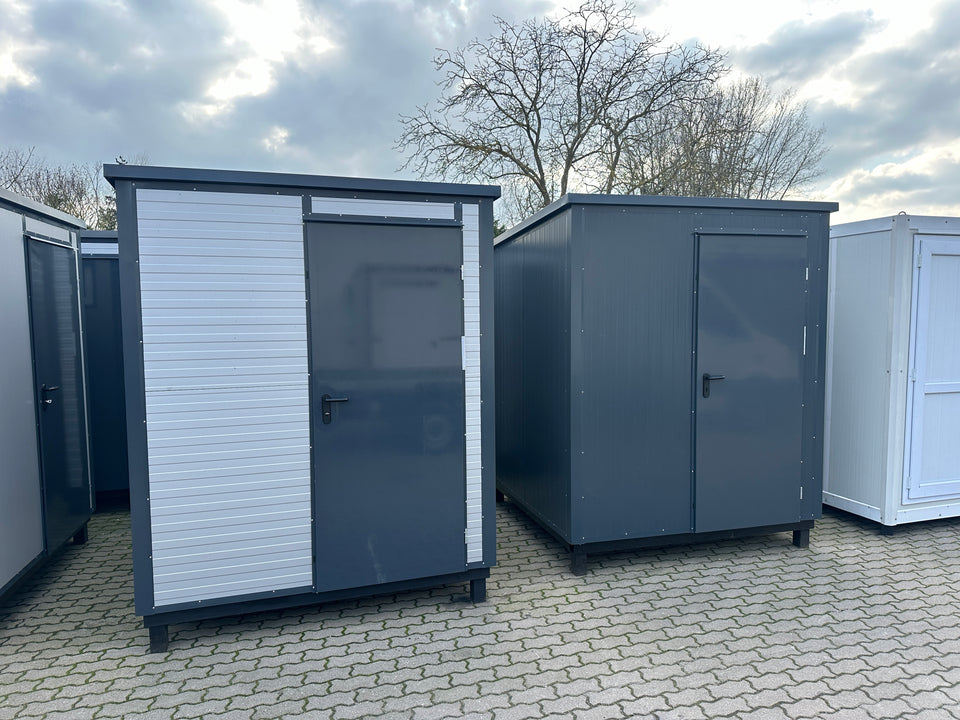 Contentor sanitário de 2,00 x 2,00 m com sanita e urinol.