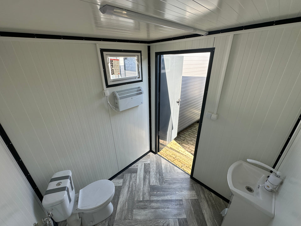 Contentor sanitário de 2,00 x 2,00 m com sanita e urinol.