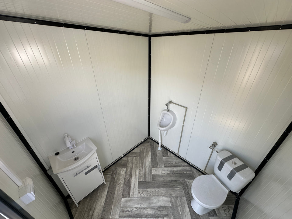 Contentor sanitário de 2,00 x 2,00 m com sanita e urinol.