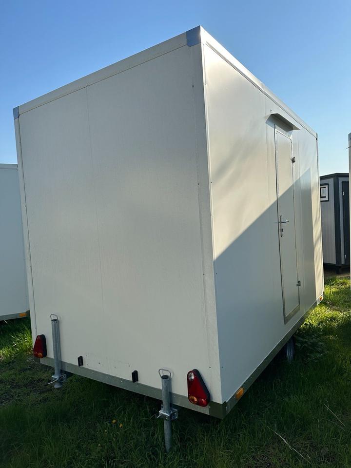 Reboque sanitário auto-suficiente com depósito de 700 litros