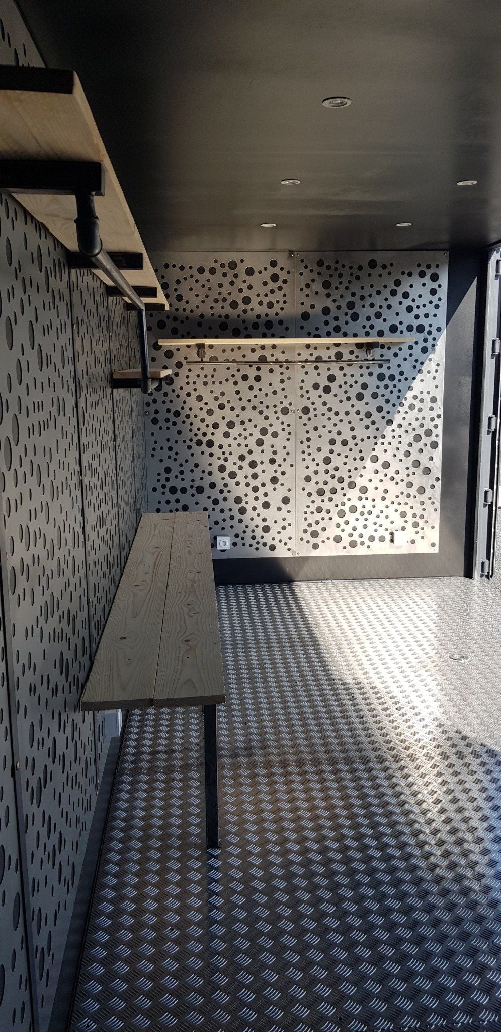 CONTENTOR DE TRANSPORTE SECO DE 20 PÉS COM LATERAL ABERTA "SHOP-BOX"