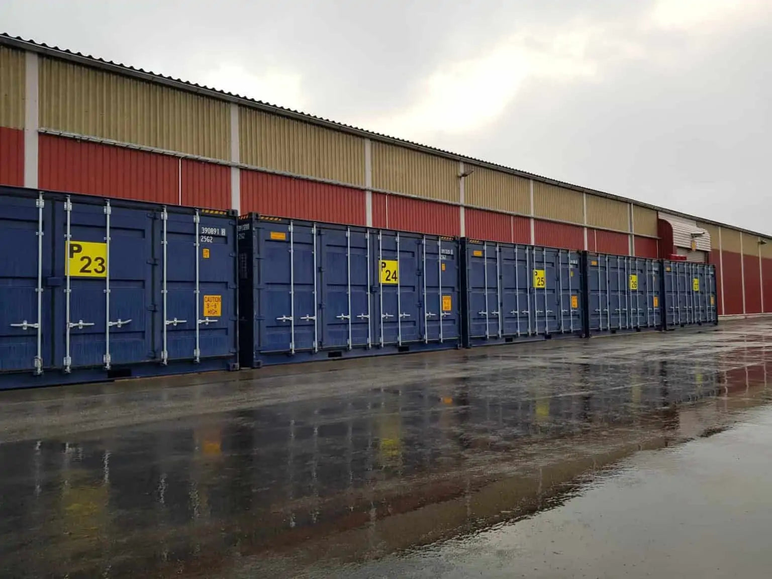 Contentor de 20 pés com carregamento lateral e estante para paletes.