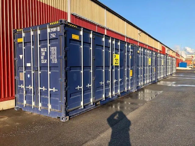 Contentor de 20 pés com carregamento lateral e estante para paletes.