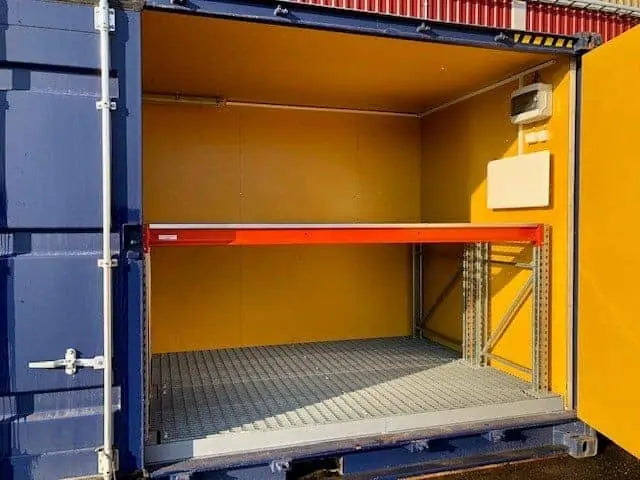 Contentor de 20 pés com carregamento lateral e estante para paletes.