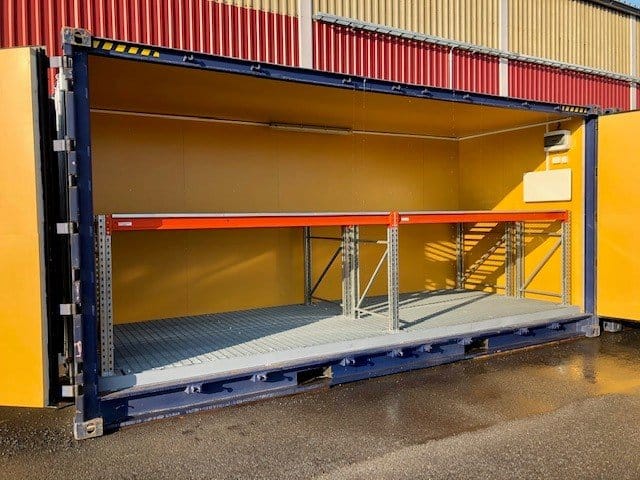 Contentor de 20 pés com carregamento lateral e estante para paletes.