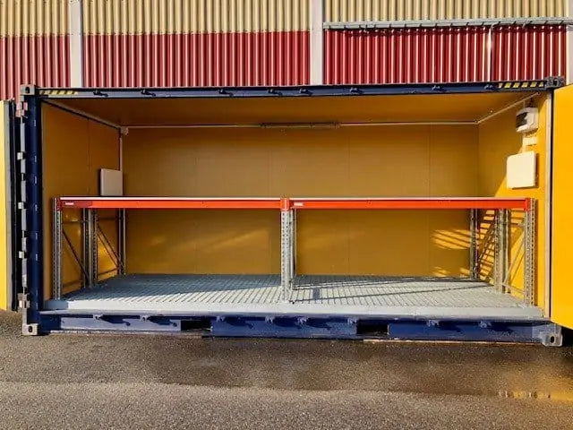 Contentor de 20 pés com carregamento lateral e estante para paletes.