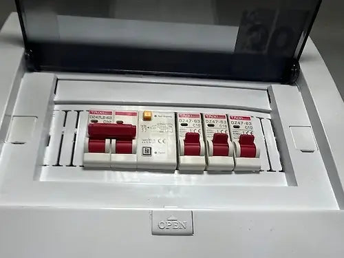 Contentor de escritório padrão com duas janelas.