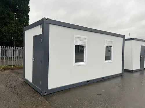 Contentor de escritório padrão com duas janelas.