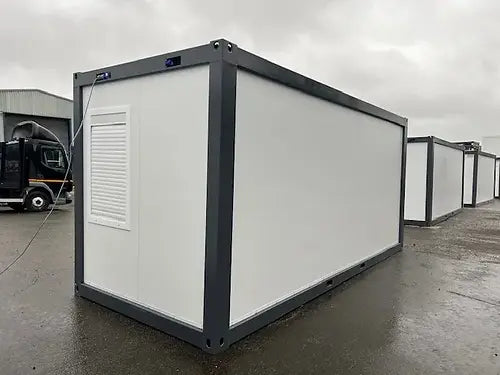 Contentor de escritório padrão com duas janelas.