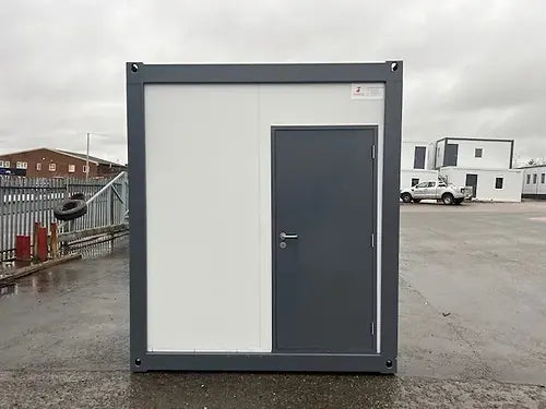 Contentor de escritório padrão com duas janelas.