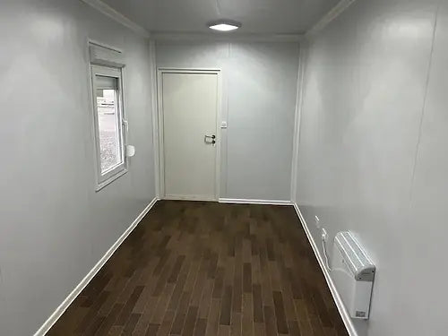 Contentor de escritório padrão com duas janelas.