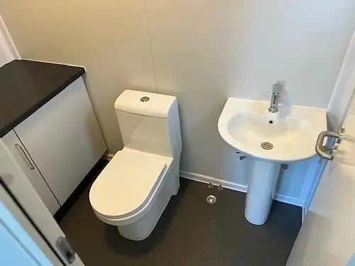 Contentor de escritório padrão com casa de banho