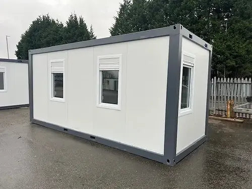 Contentor de escritório padrão com duas janelas.