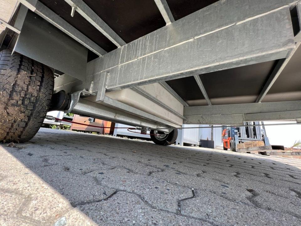 Reboque sanitário auto-suficiente com depósito de 700 litros