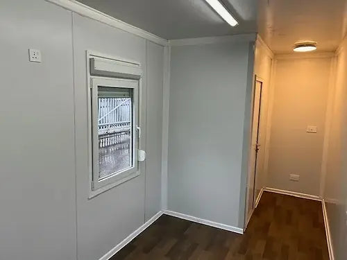 Escritório standard com casa de banho e duas janelas.