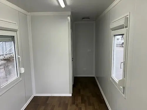 Escritório standard com casa de banho e duas janelas.