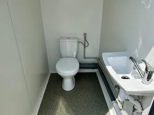 Contentor sanitário com 3 cabines 