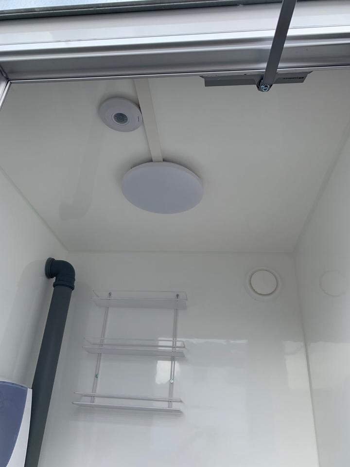 Recipiente sanitário com autoclismo, Cabine sanitária, Recipiente sanitário, Cabine sanitária