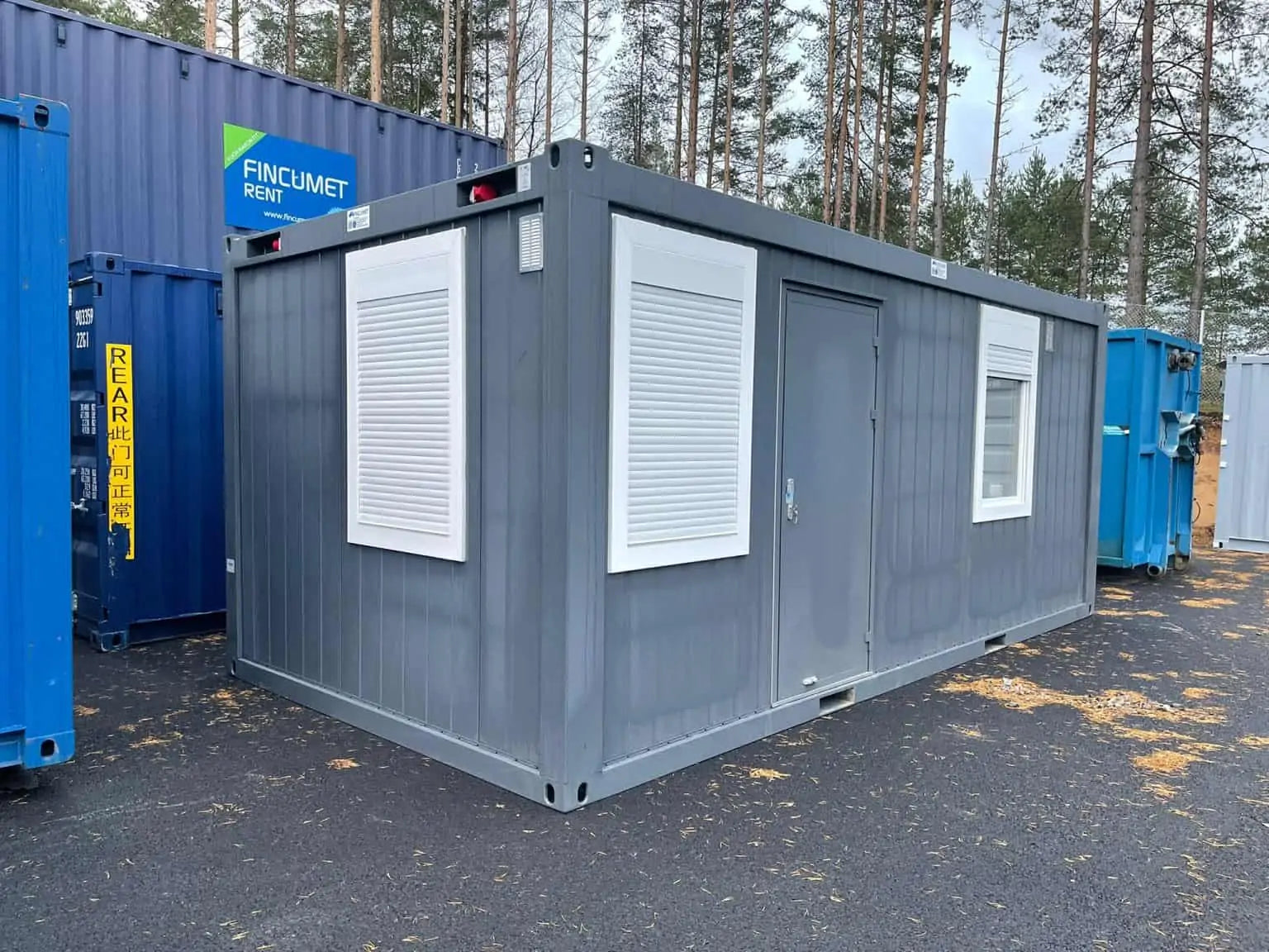 Espaço comercial incluindo cozinha e casa de banho.