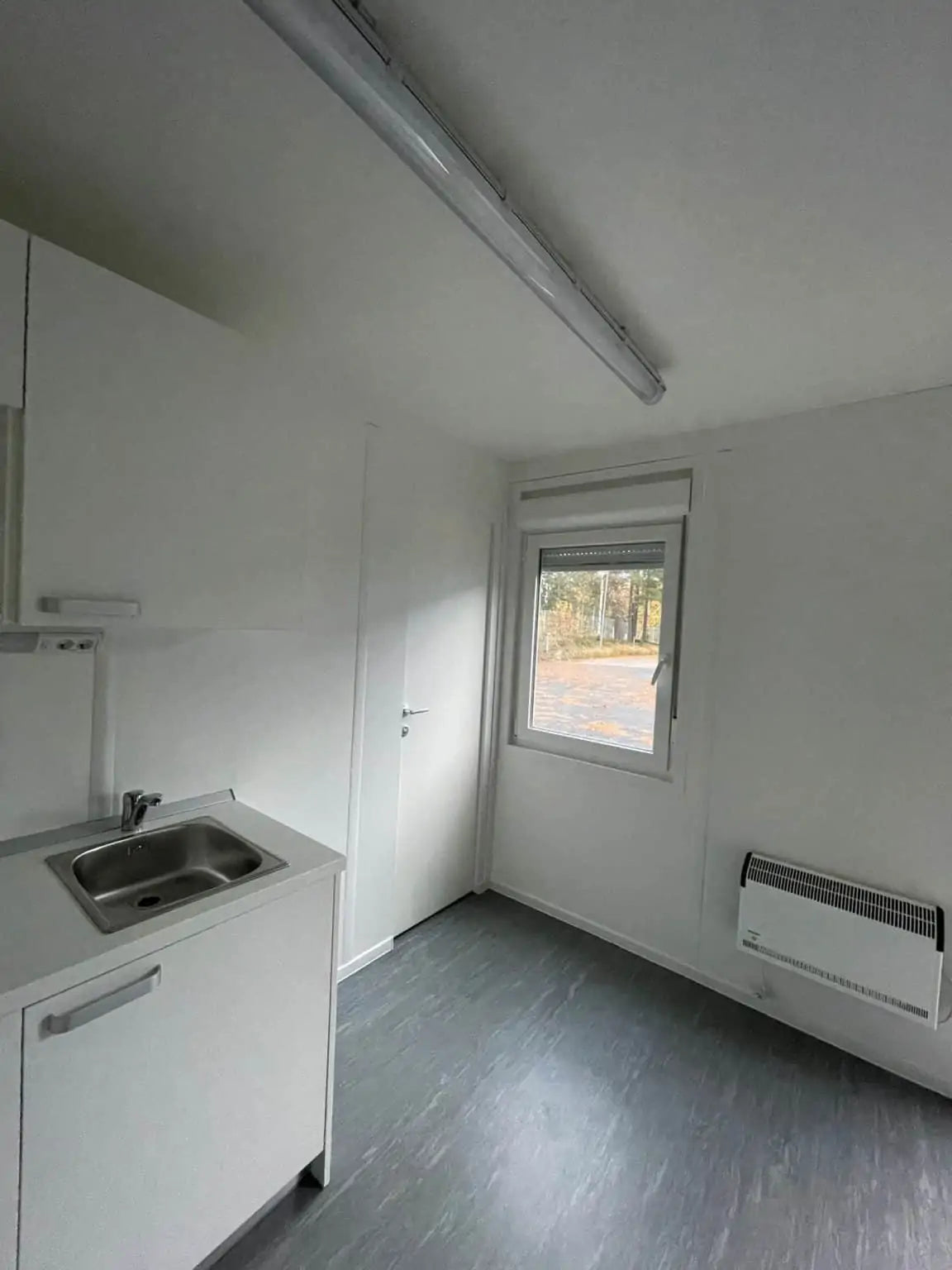 Espaço comercial incluindo cozinha e casa de banho.