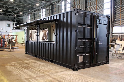 Contentor de 20 pés (7,1 m) ou contentor marítimo de 6 metros, equipado para utilização como bar/café.