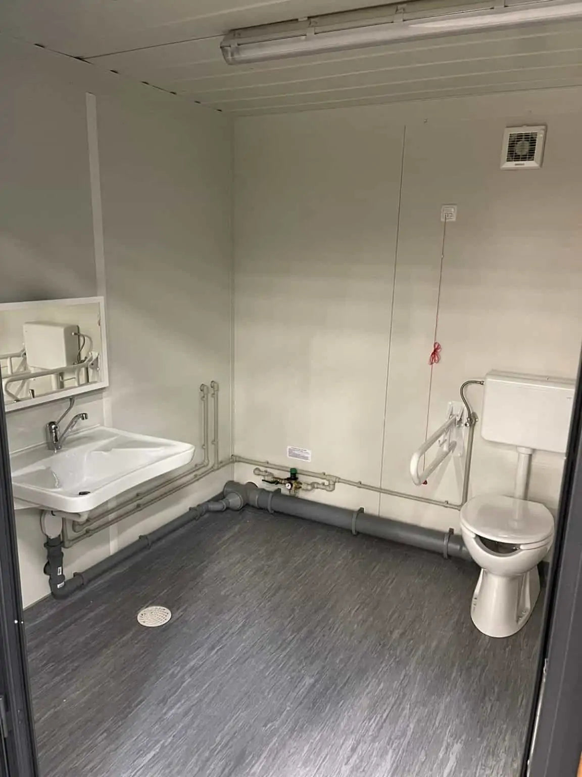 Recipiente sanitário com estrutura ripada