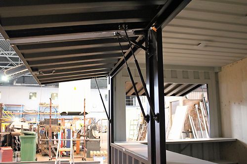 Contentor de 20 pés (7,1 m) ou contentor marítimo de 6 metros, equipado para utilização como bar/café.