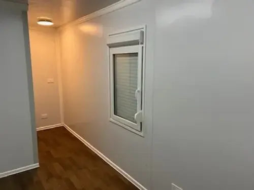 Escritório standard com casa de banho e duas janelas.