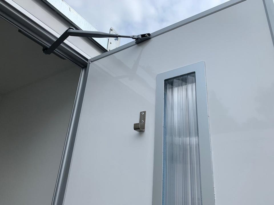 Recipiente sanitário com autoclismo, Cabine sanitária, Recipiente sanitário, Cabine sanitária