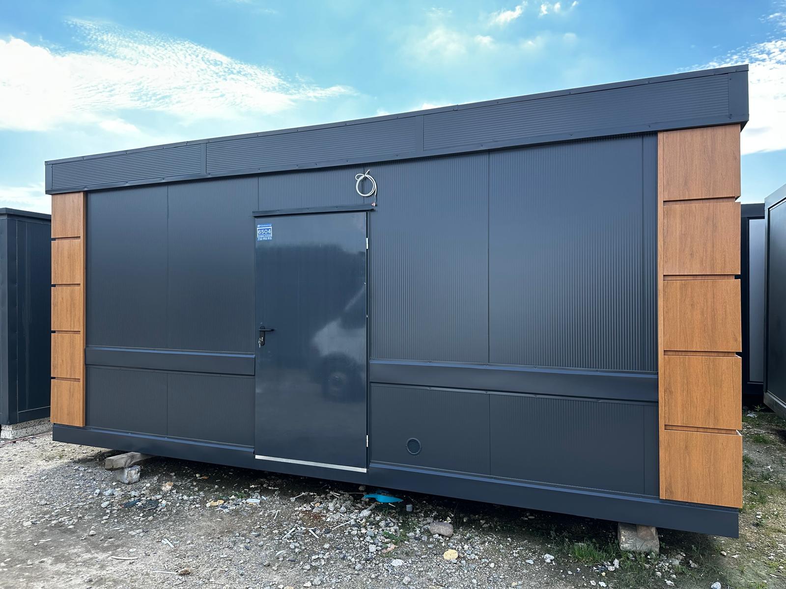 Contentor sanitário equipado com 4 sanitas / 1 urinol / 3 lavatórios