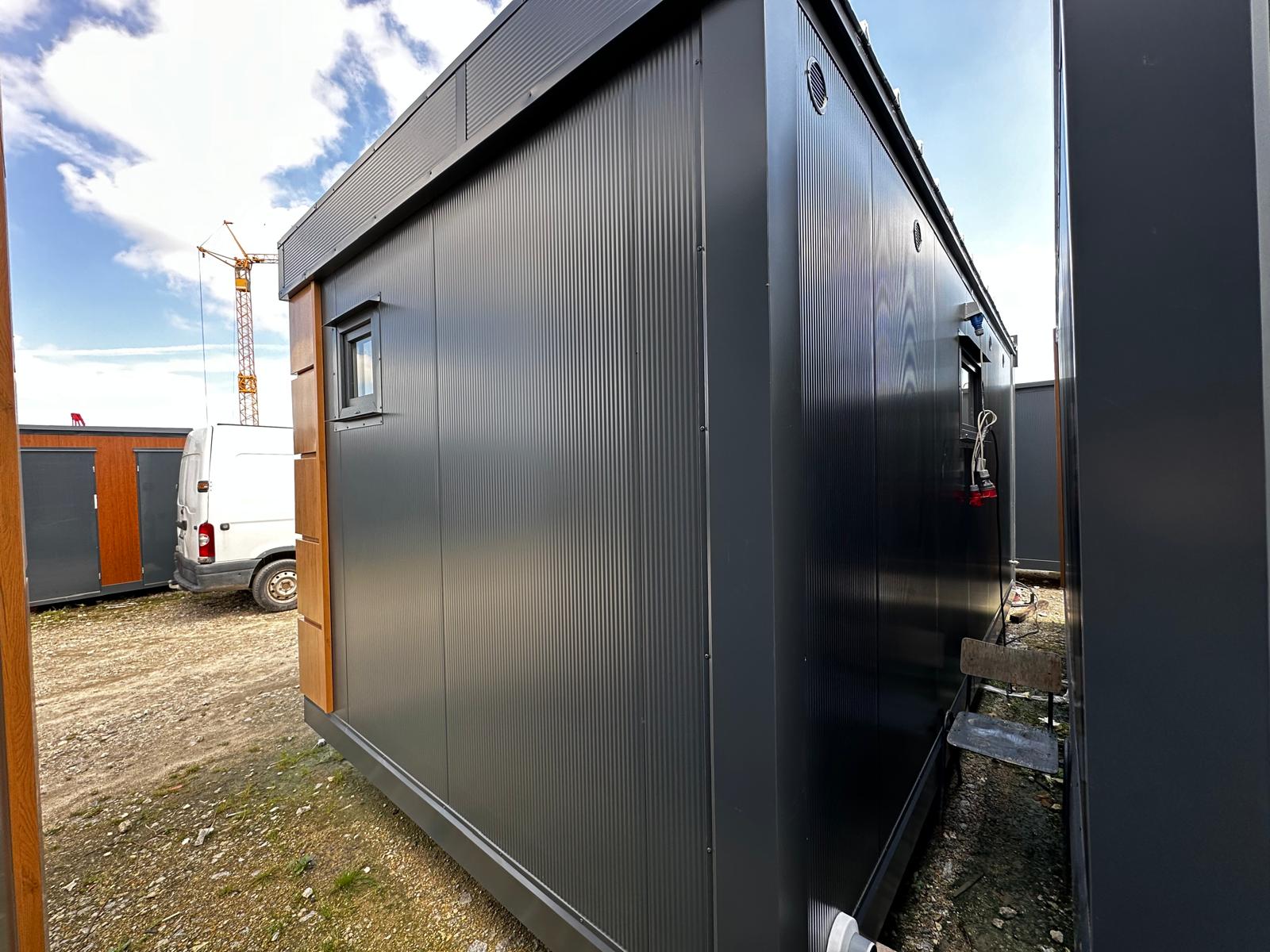 Contentor sanitário equipado com 4 sanitas / 1 urinol / 3 lavatórios