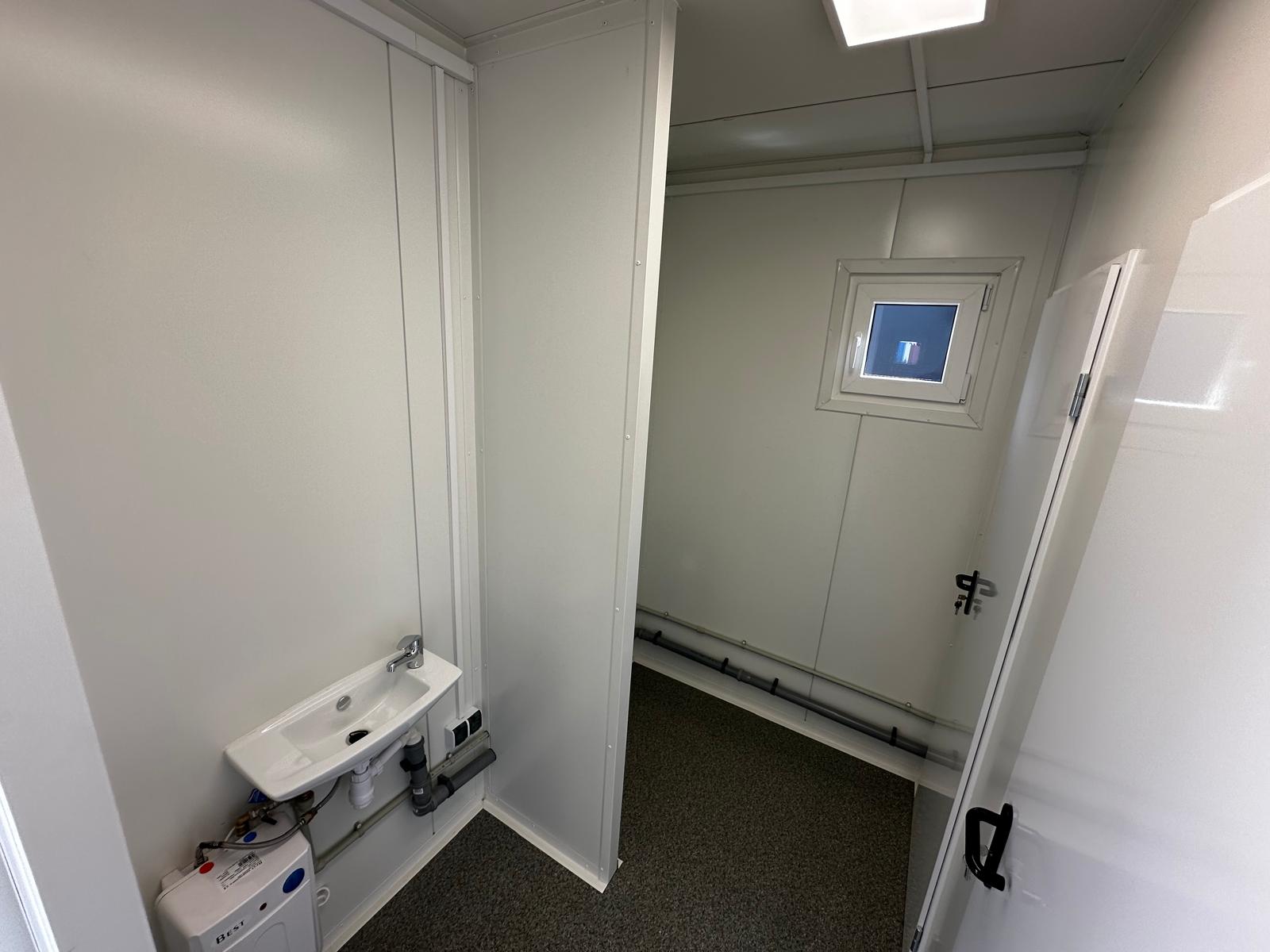 Contentor sanitário equipado com 4 sanitas / 1 urinol / 3 lavatórios