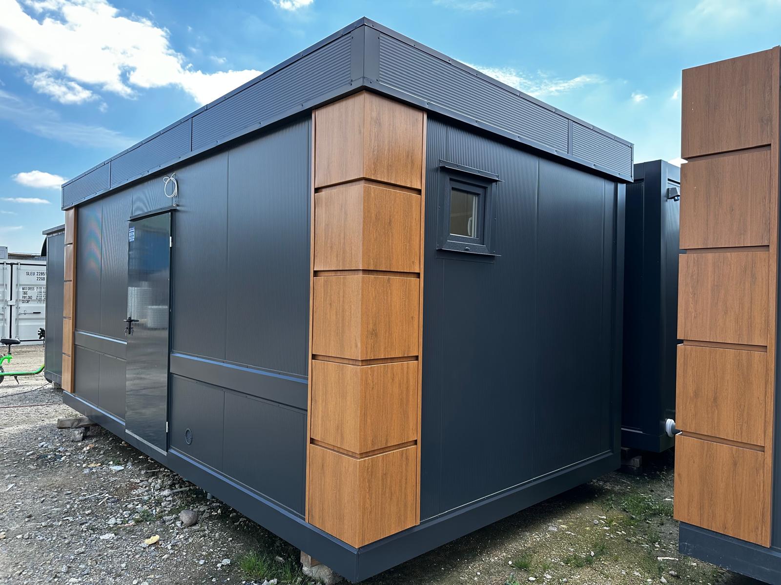 Contentor sanitário equipado com 4 sanitas / 1 urinol / 3 lavatórios