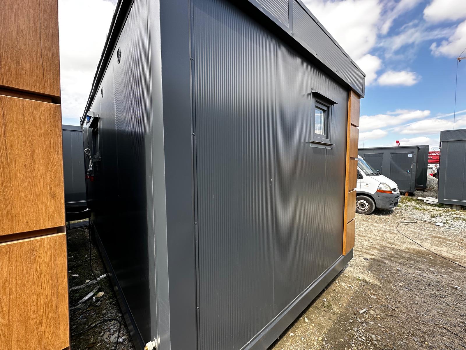 Contentor sanitário equipado com 4 sanitas / 1 urinol / 3 lavatórios