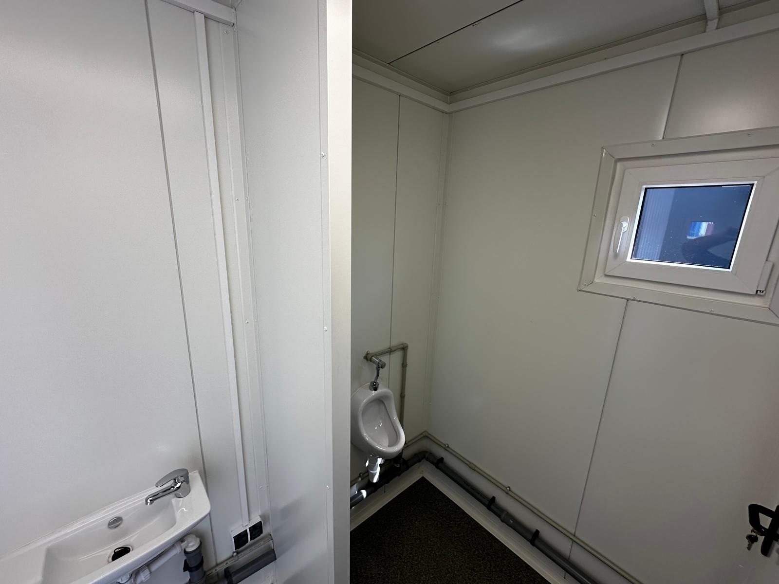 Contentor sanitário equipado com 4 sanitas / 1 urinol / 3 lavatórios